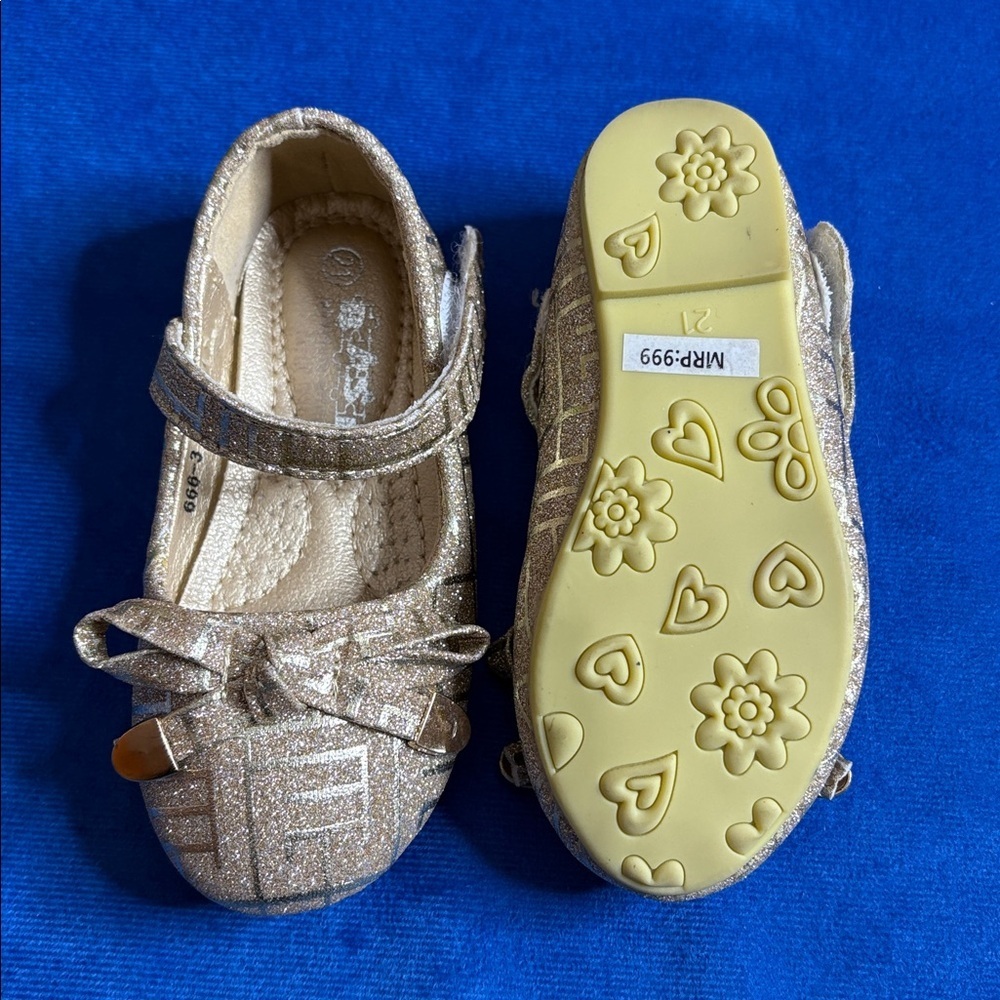 ⭐️ NWOT- Gold Glittery Kids Shoes- size 21 - Picture 7 of 8